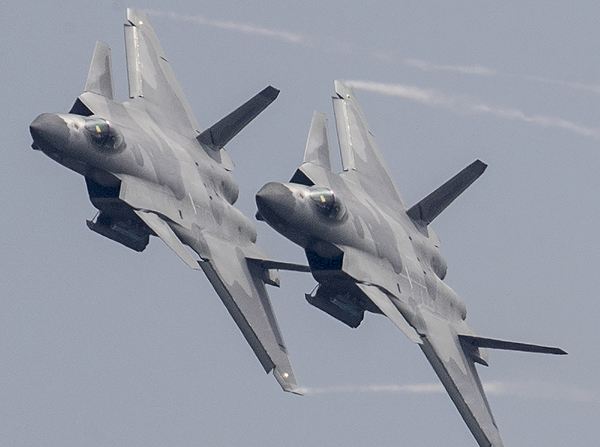 軍事震撼，20架轟炸機(jī)傾瀉240枚導(dǎo)彈的力量展示，軍事震撼，20架轟炸機(jī)傾瀉導(dǎo)彈力量展示日
