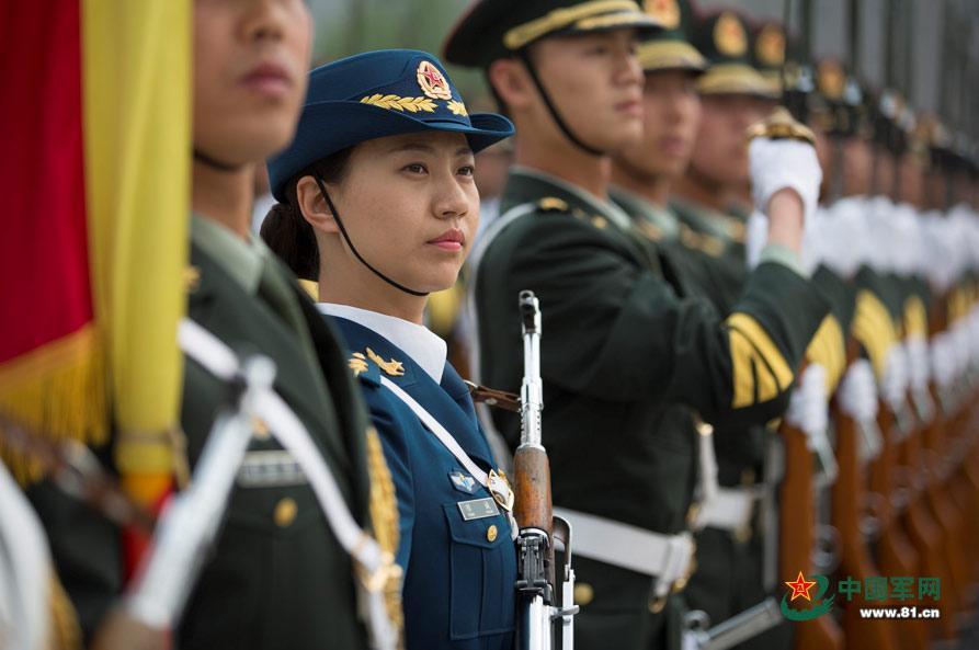 三軍儀仗隊(duì)女兵中隊(duì)，展現(xiàn)新時(shí)代巾幗英雄風(fēng)采，三軍儀仗隊(duì)女兵中隊(duì)，新時(shí)代巾幗英雄的風(fēng)采展現(xiàn)