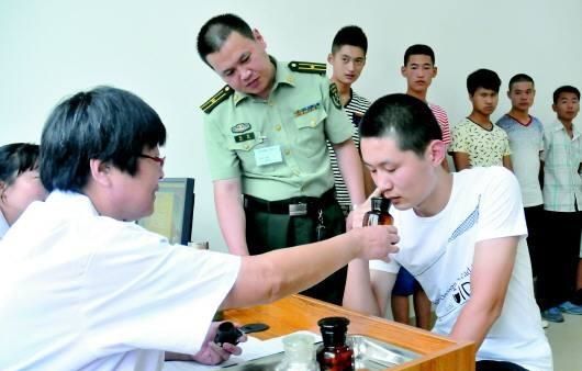 男兵體檢的尷尬圖，理解與尊重的重要性，男兵體檢中的尊重與理解的必要性，尷尬瞬間的思考