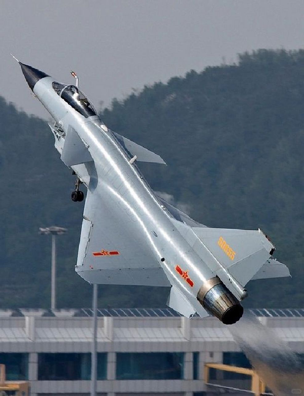 殲-10戰(zhàn)斗機是幾代機？全面解析中國空軍的主力戰(zhàn)機，中國空軍主力戰(zhàn)機殲-10戰(zhàn)斗機的全面解析，幾代機？