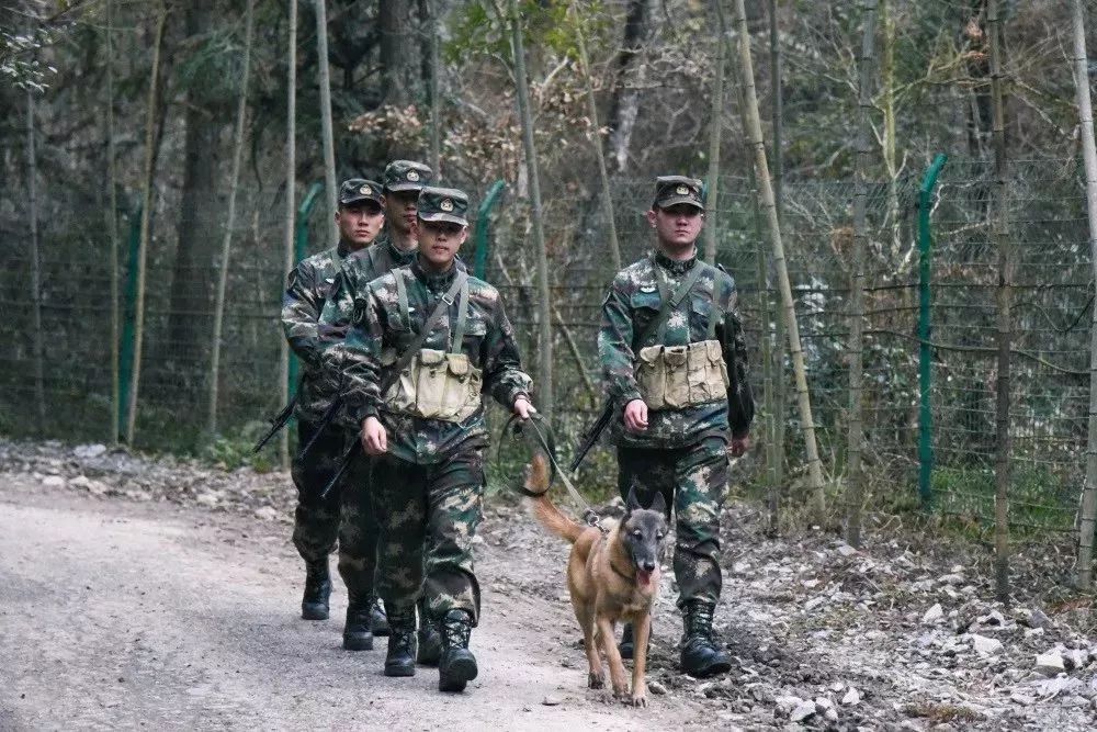 火箭軍是否都在大山之中？解析火箭軍的駐扎環(huán)境與任務(wù)特點(diǎn)，火箭軍的駐扎環(huán)境與任務(wù)特點(diǎn)解析，大山之中還是多元布局？