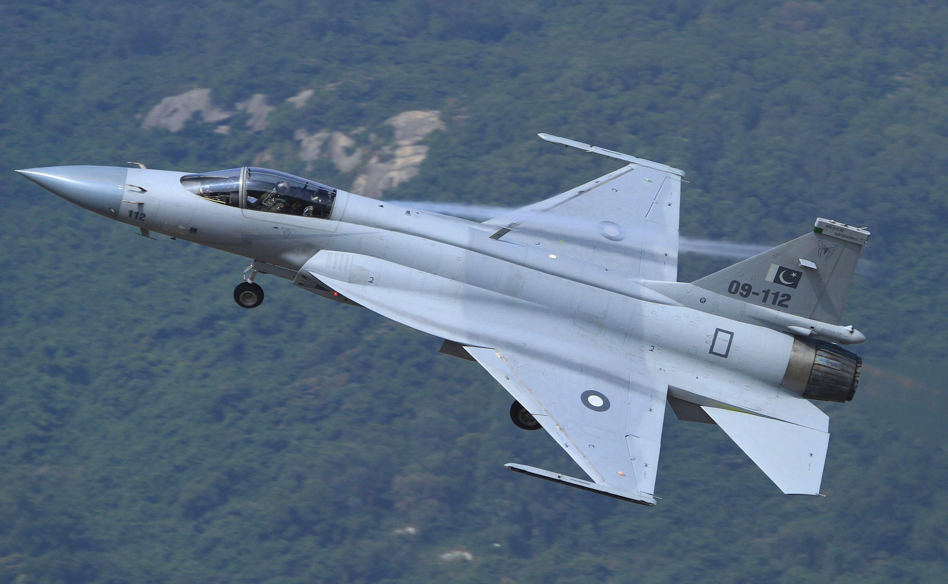 梟龍戰(zhàn)斗機(jī)圖片，展現(xiàn)中國(guó)空軍力量的驕傲，梟龍戰(zhàn)斗機(jī)風(fēng)采，中國(guó)空軍力量的驕傲圖片展示