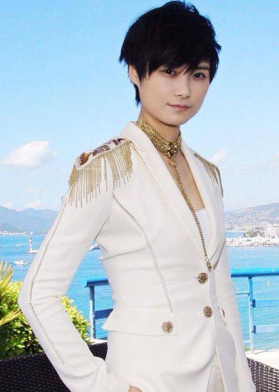 揭秘李宇春的家世背景，究竟有多強大？，李宇春家世背景大揭秘，究竟有多顯赫？